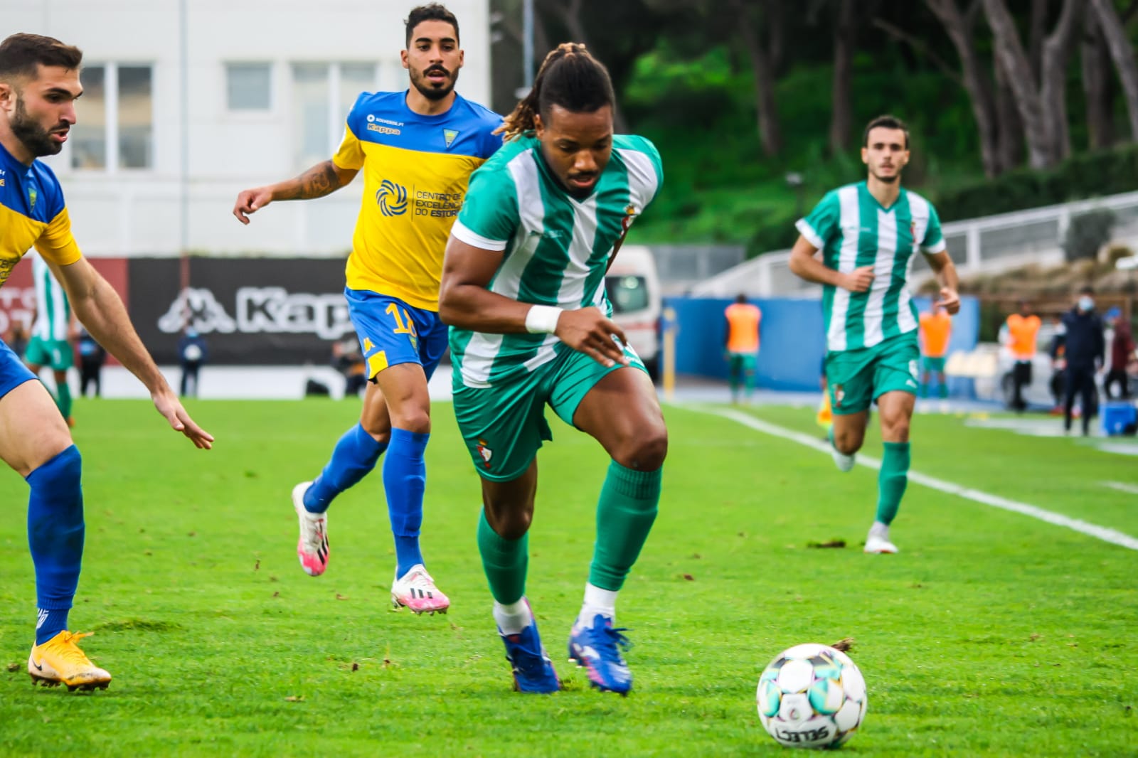 Sócrates Pedro a conduzir a bola em jogo oficial
